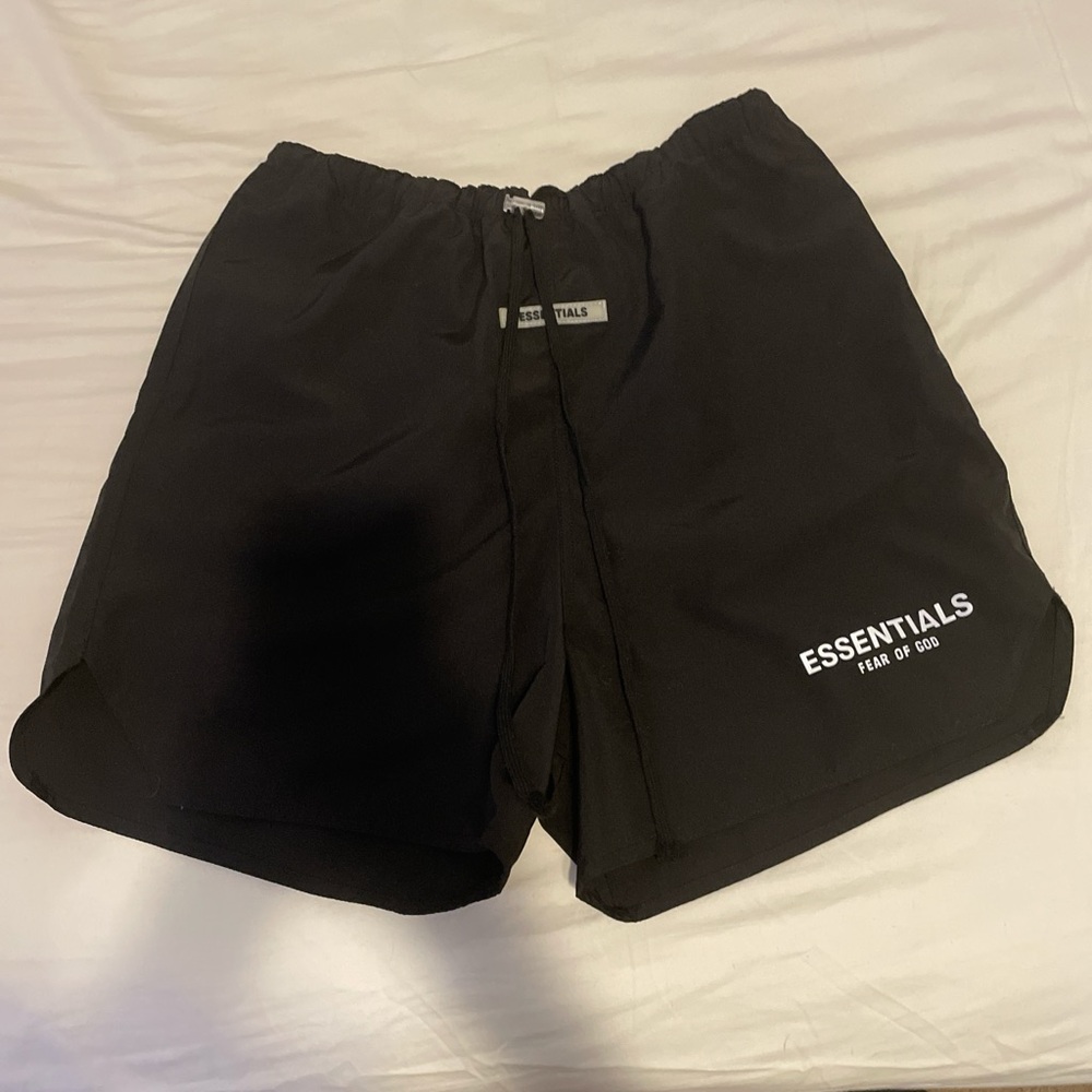 men’s medium essential fear of god shorts. Never worn.